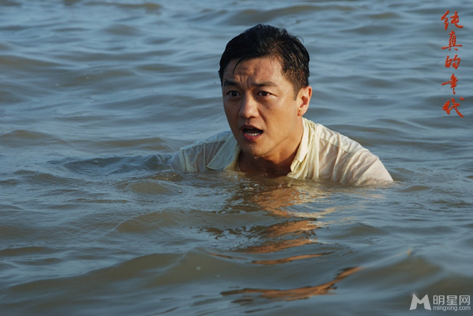 纯真的年代曝主角湿身剧照 应采儿楚楚动人