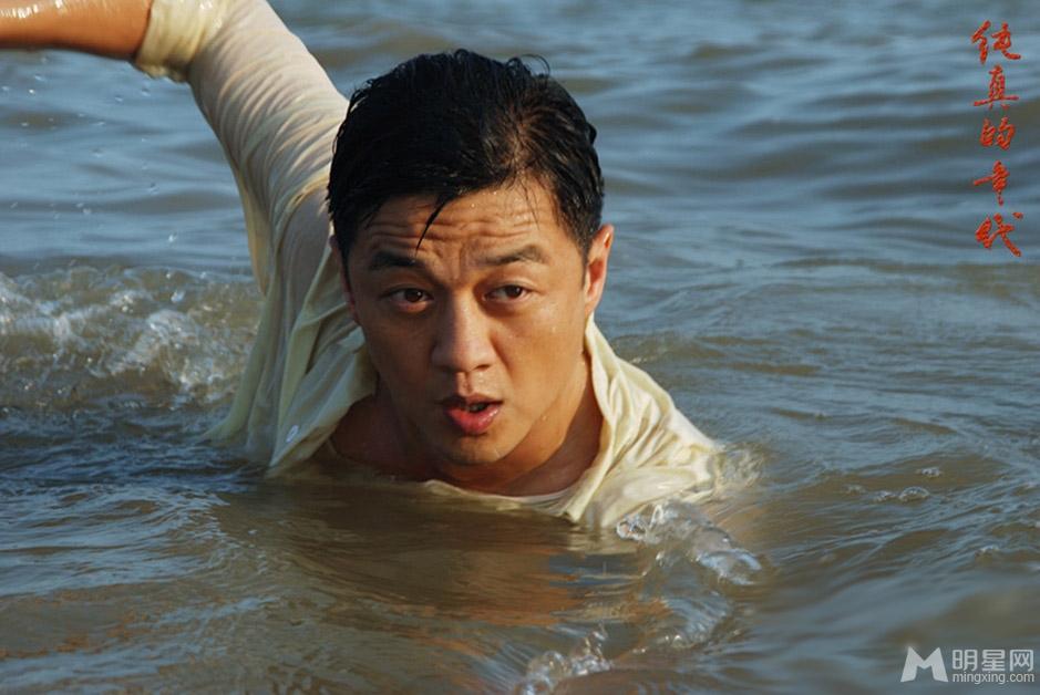纯真的年代曝主角湿身剧照 应采儿楚楚动人
