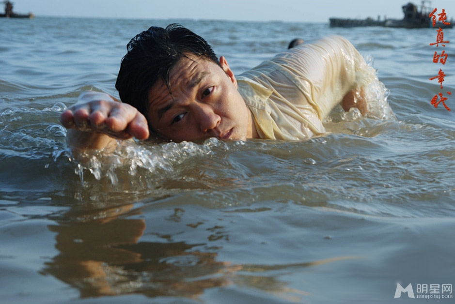纯真的年代曝主角湿身剧照 应采儿楚楚动人