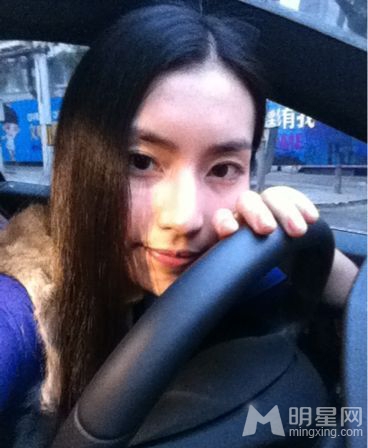 李亚鹏新欢冯静恩素颜私房照曝光 清纯可人