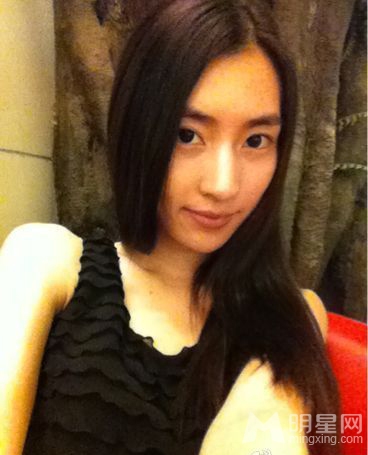 李亚鹏新欢冯静恩素颜私房照曝光 清纯可人