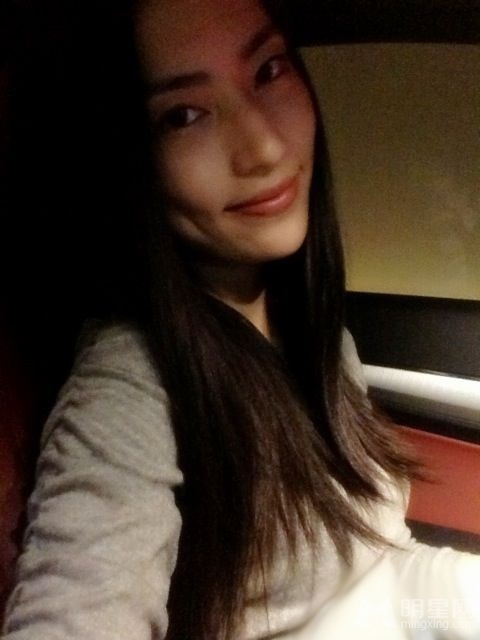 李亚鹏新欢冯静恩素颜私房照曝光 清纯可人