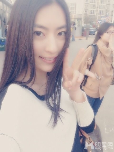 李亚鹏新欢冯静恩素颜私房照曝光 清纯可人