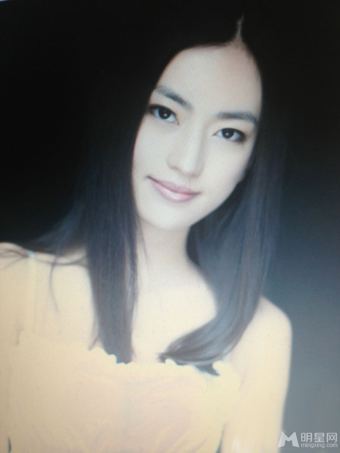 李亚鹏新欢冯静恩素颜私房照曝光 清纯可人