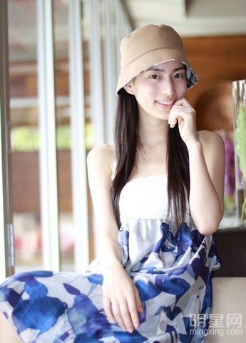 李亚鹏新欢冯静恩素颜私房照曝光 清纯可人