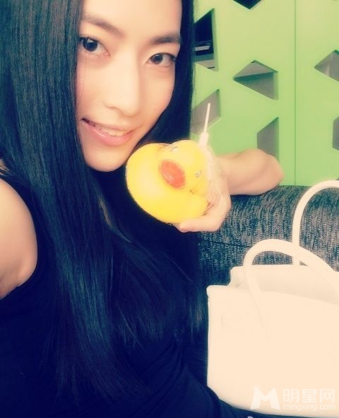 李亚鹏新欢冯静恩素颜私房照曝光 清纯可人