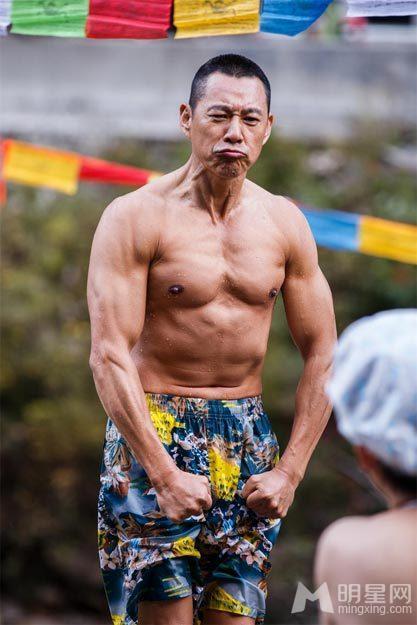 黄晓明肌肉不及张丰毅 59岁肌肉男色吸引人