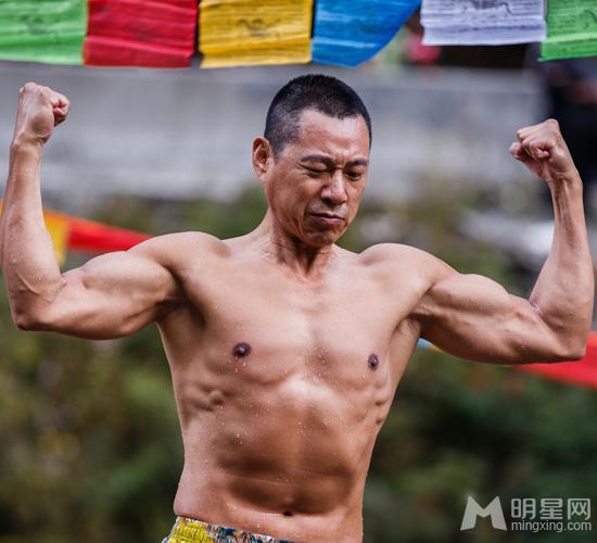 黄晓明肌肉不及张丰毅 59岁肌肉男色吸引人