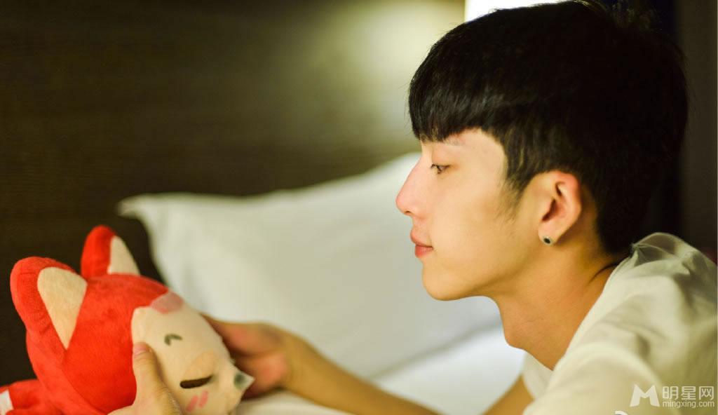 井宝井柏然帅气生活照 逗比气质展露无遗