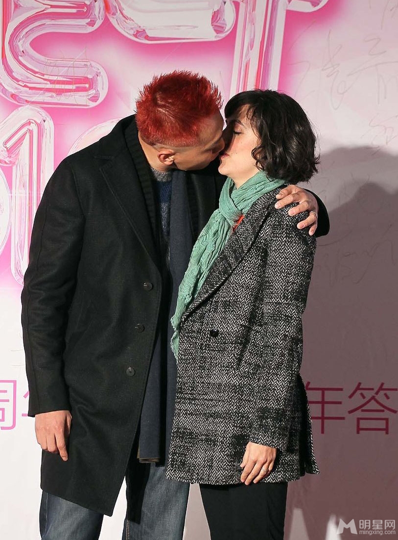 刘烨当众与妻子拥吻秀甜蜜
