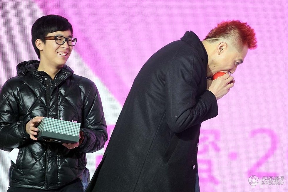 刘烨当众与妻子拥吻秀甜蜜