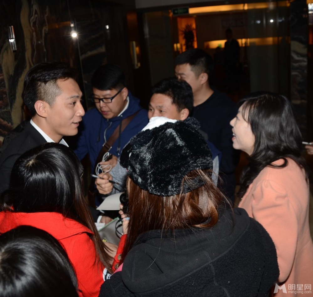 刘烨被粉丝围堵求签名 进电梯不忘送飞吻