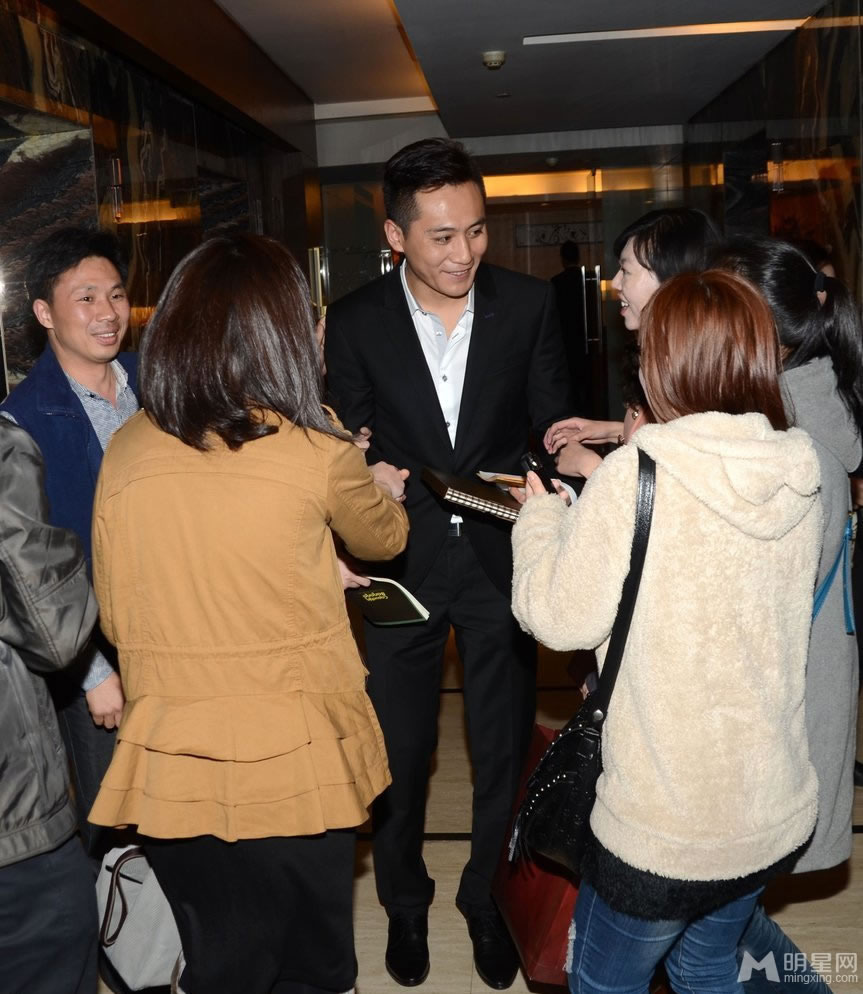 刘烨被粉丝围堵求签名 进电梯不忘送飞吻
