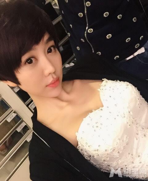 姜妍大尺度生活照 爆乳自拍秀深沟