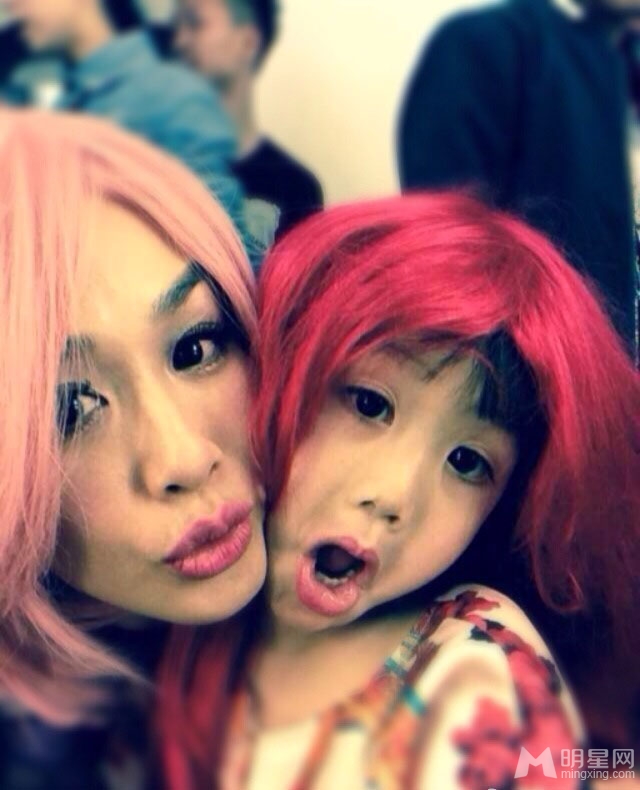 钟丽缇考拉鬼脸自拍 网友直呼不老女神