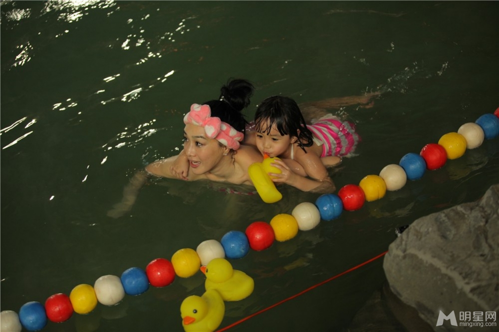 人生第一次众人泡温泉 钟丽缇尽显火辣身材