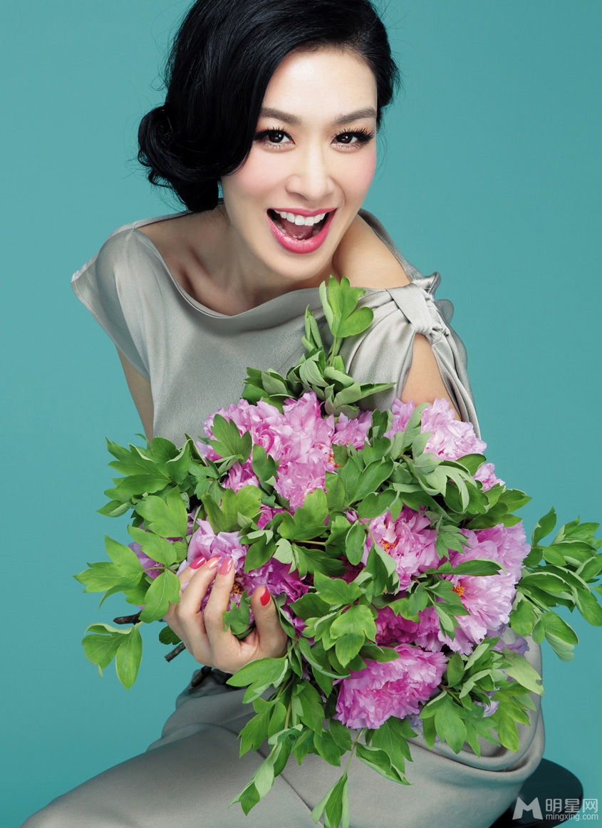 钟丽缇花漾色彩写真 笑容灿烂光彩照人