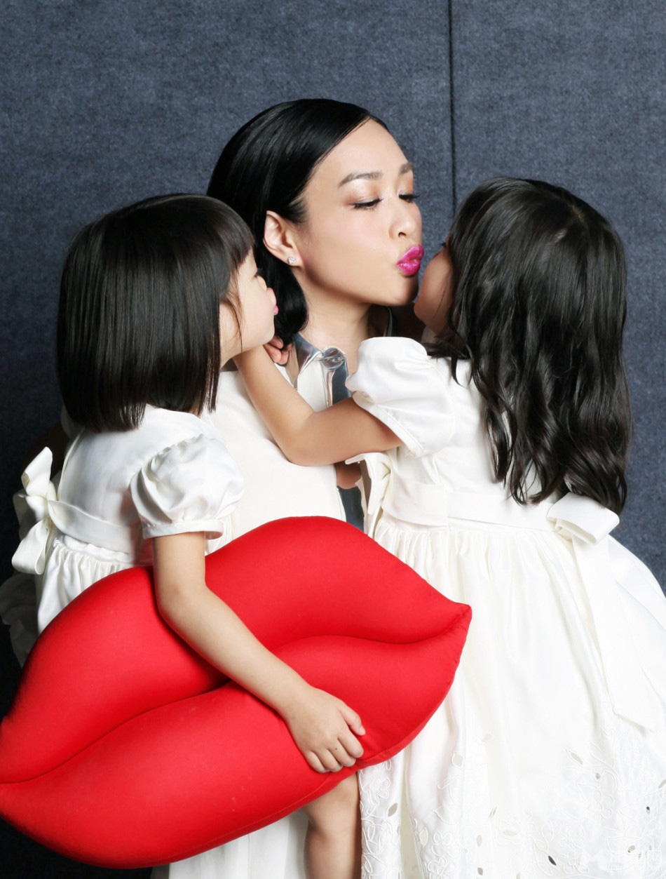 钟丽缇携女儿拍时尚COSMO杂志写真