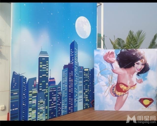 钟丽缇生日派对大玩SM 变身超人爆乳亮相