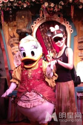 舒畅美国度假游迪士尼 可爱扮相遭米老鼠索吻