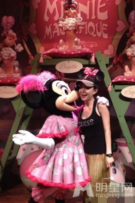 舒畅美国度假游迪士尼 可爱扮相遭米老鼠索吻
