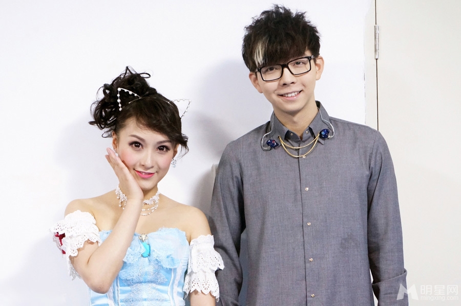 胡夏助阵许嵩演唱会 台上深情演唱激情四射