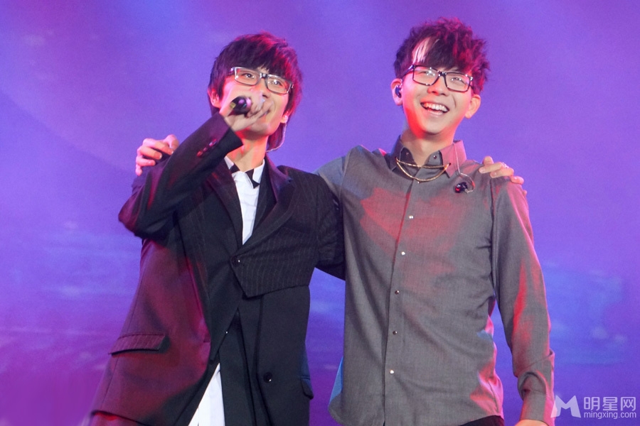 胡夏助阵许嵩演唱会 台上深情演唱激情四射