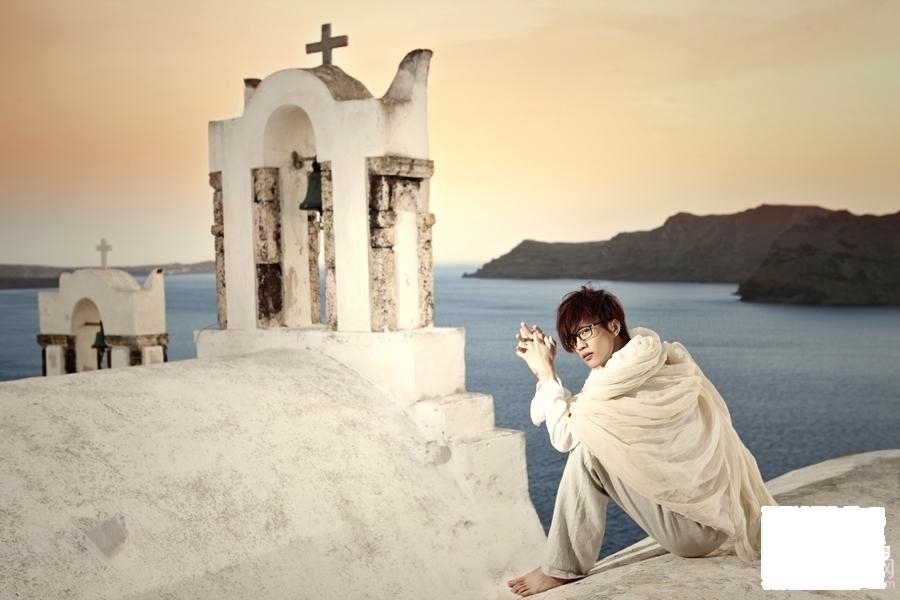 许嵩白衣海边帅气写真 化身翩翩少年纯净唯美