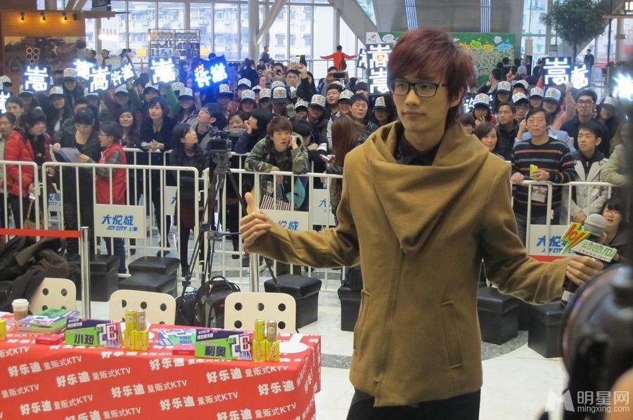 许嵩亮相东方风云榜拉票会 惨遭女粉丝强吻