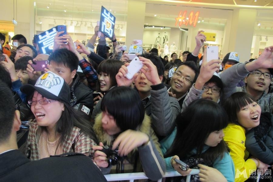 许嵩亮相东方风云榜拉票会 惨遭女粉丝强吻