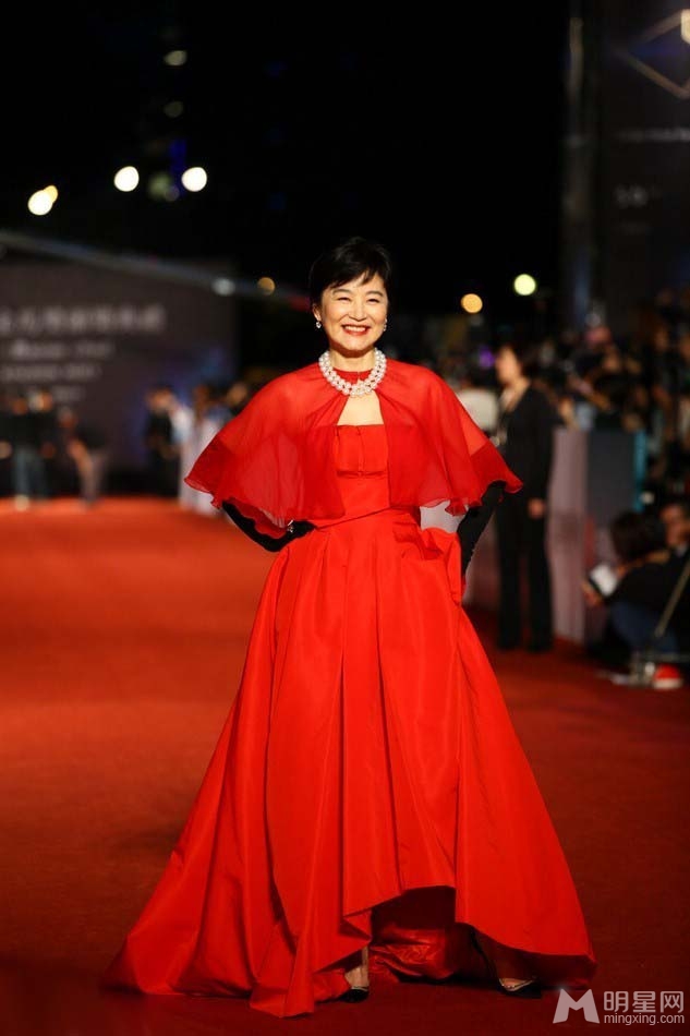 林青霞惊艳亮相金马奖红毯 一袭红裙妩媚娇俏