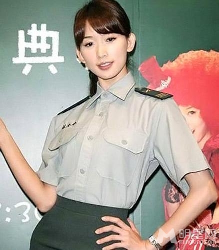 不爱红装爱绿装 当红女星军装大PK