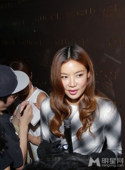 前天王嫂乐基儿现身捞金 忘却黎明神采飞扬