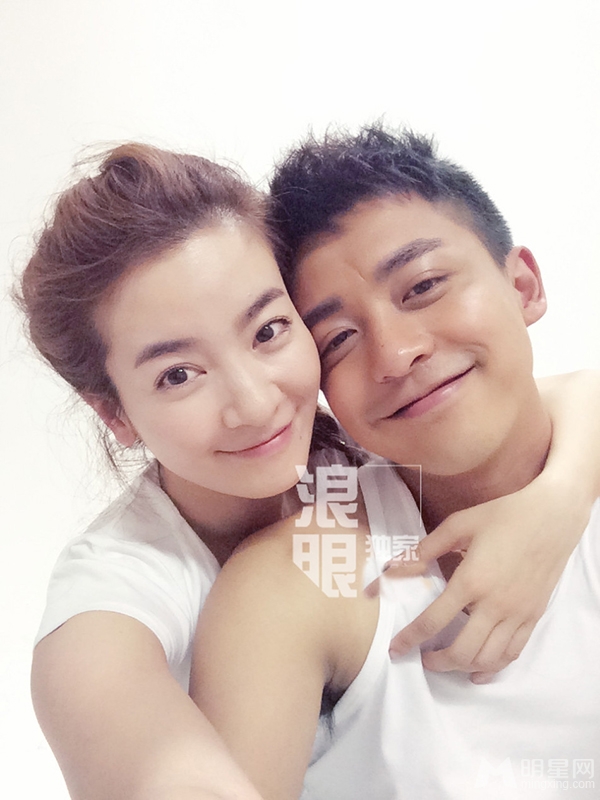 李佳航李晟恋情曝光 亲密咬指私房照