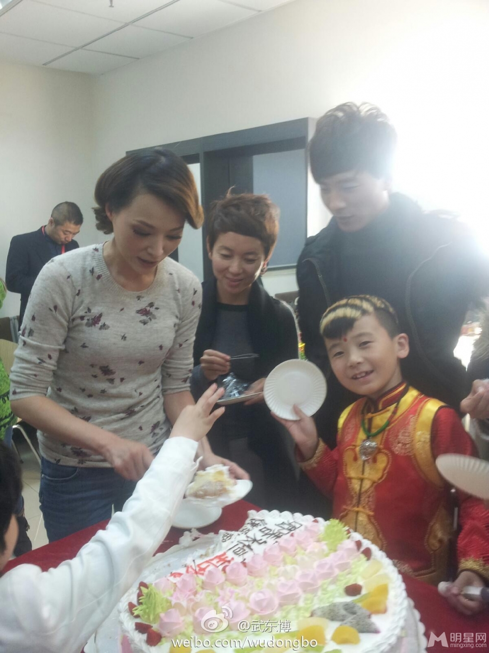 董卿直通春晚后台庆生 平安等齐祝贺