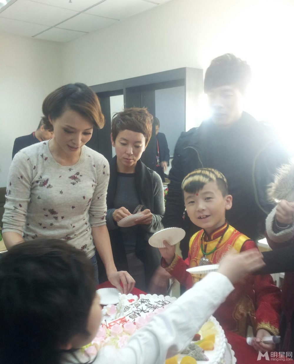 董卿直通春晚后台庆生 平安等齐祝贺