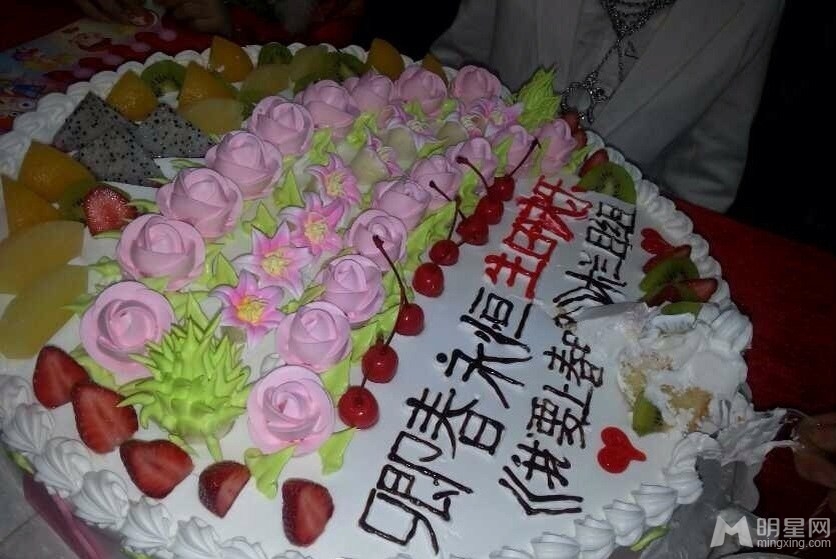 董卿直通春晚后台庆生 平安等齐祝贺