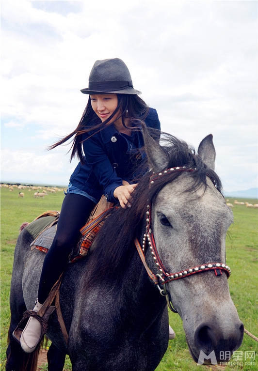 杨钰莹骑马帅气生活写真 笑容甜美享受大自然