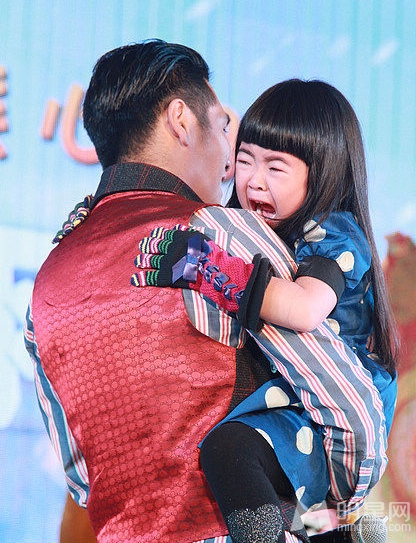 曹格携子女现身捞金 姐姐被玩偶吓哭