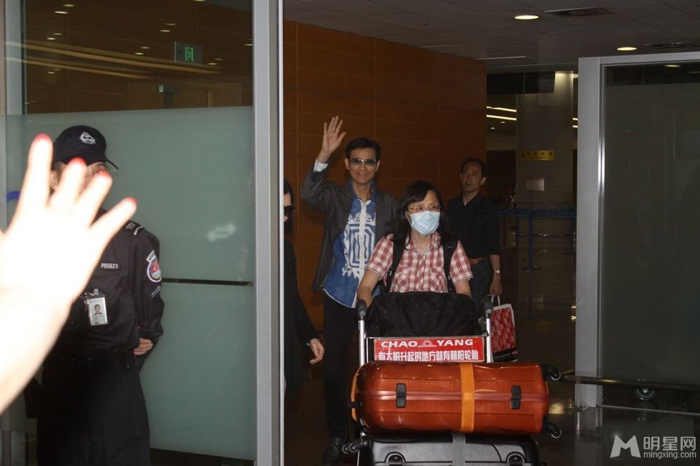 郑少秋机场女粉丝狂追不已 妻子不悦频蹙眉