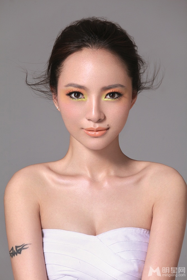 胡灵彩妆写真 抹胸秀事业线
