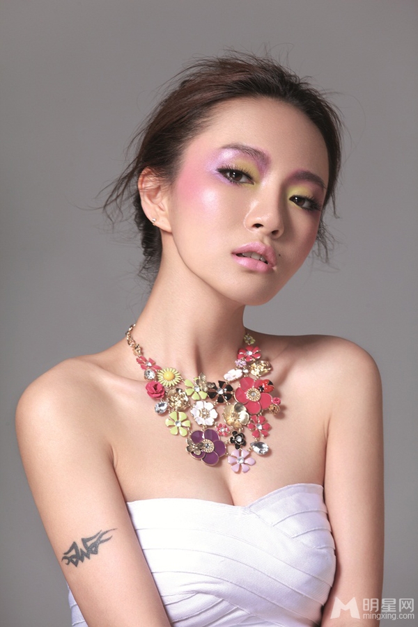 胡灵彩妆写真 抹胸秀事业线