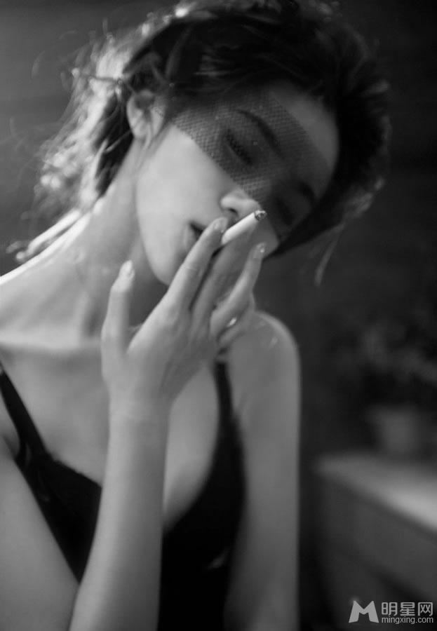王熙然抽烟写真 红唇撩骚妩媚