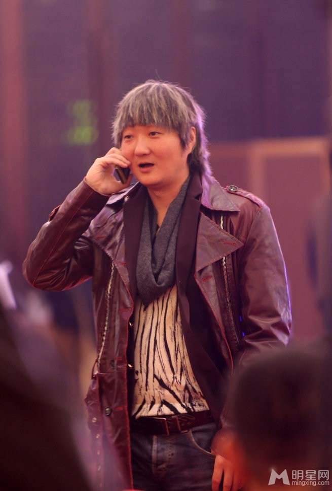 董洁绯闻男友王大治现身 造型夸张与女粉合影