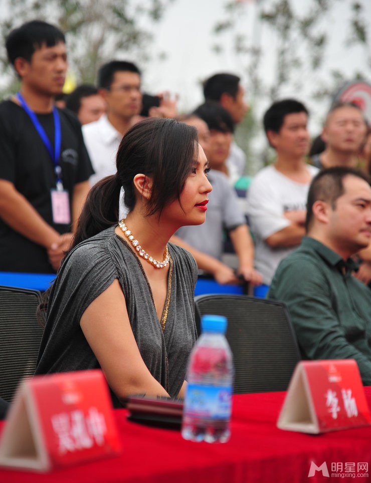万人迷陈好产后复出捞金 深v秀八字奶