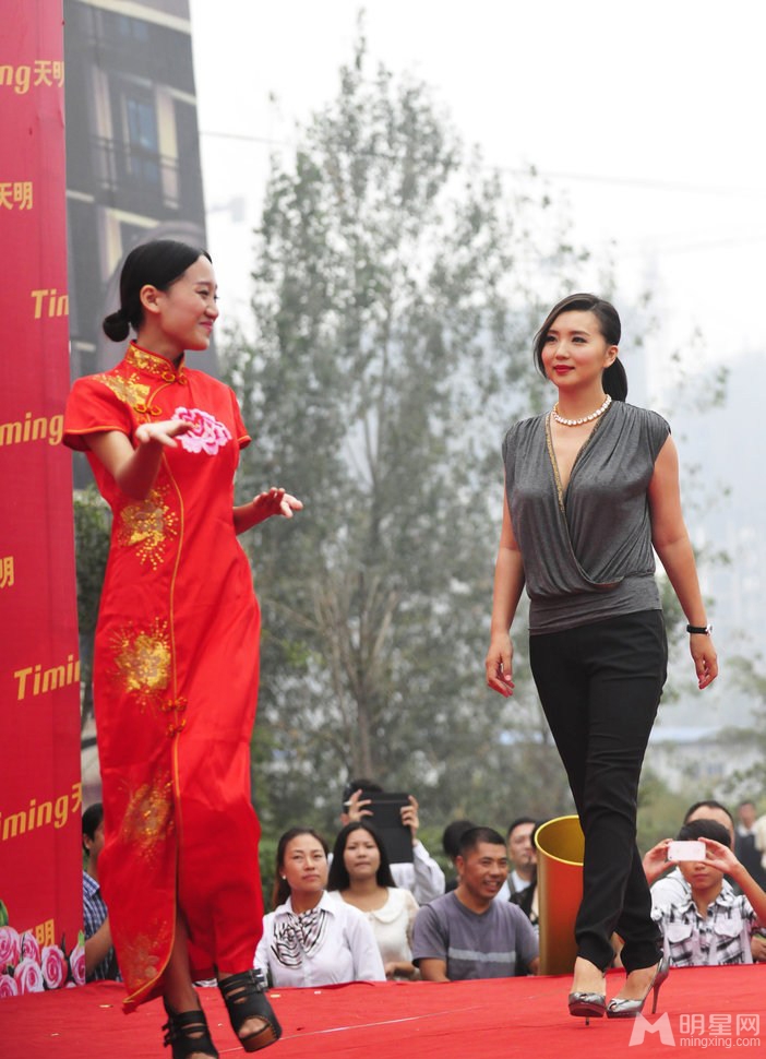 万人迷陈好产后复出捞金 深v秀八字奶