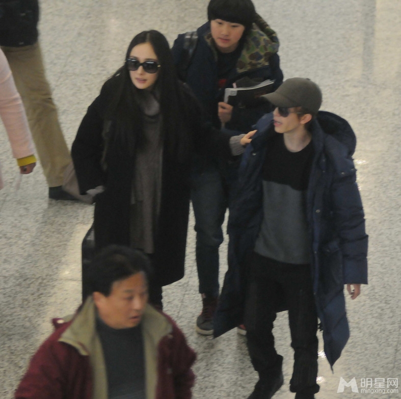 杨幂郭敬明机场热聊 疑小时代3不换人