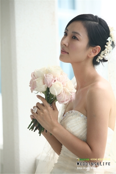金素妍甜美成熟婚纱写真