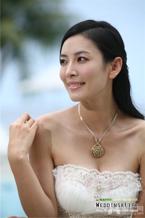 金素妍甜美成熟婚纱写真