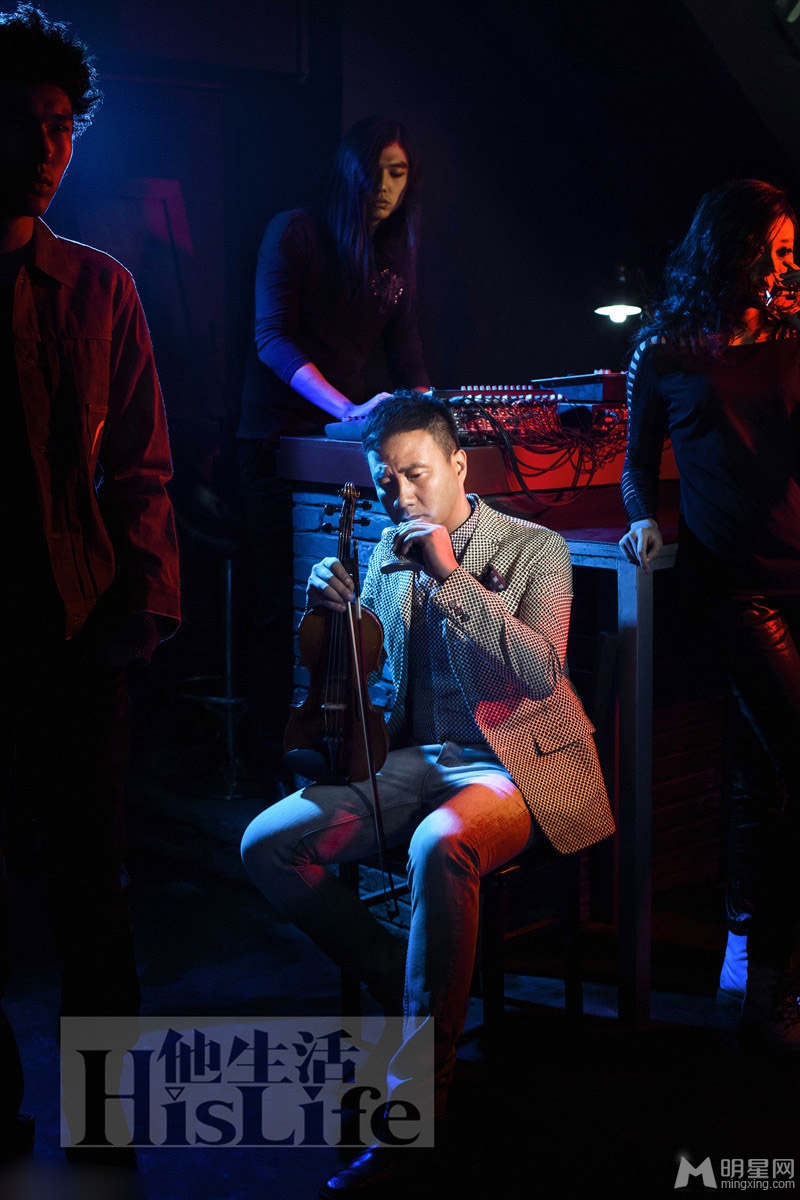 胡军登杂志封面 拉奏小提琴举杯醉饮